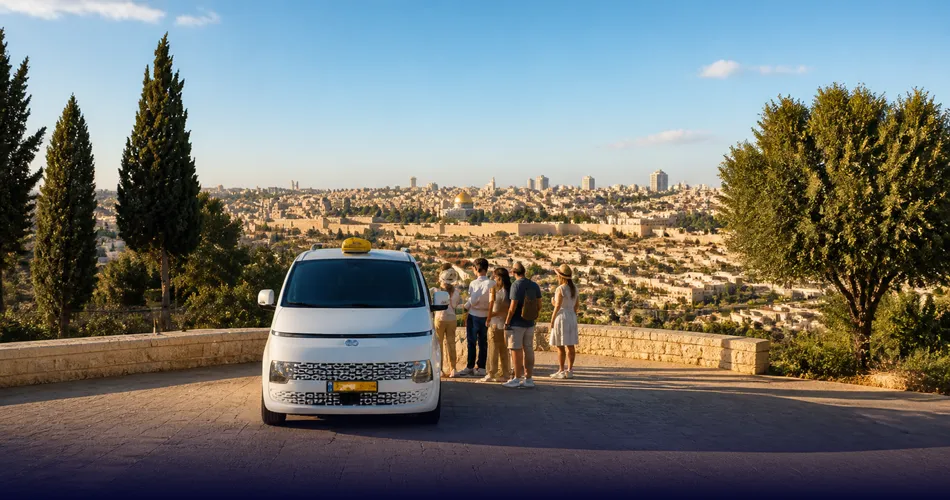 קבוצת נוסעים ליד מיניוואן לבן בתצפית על העיר
