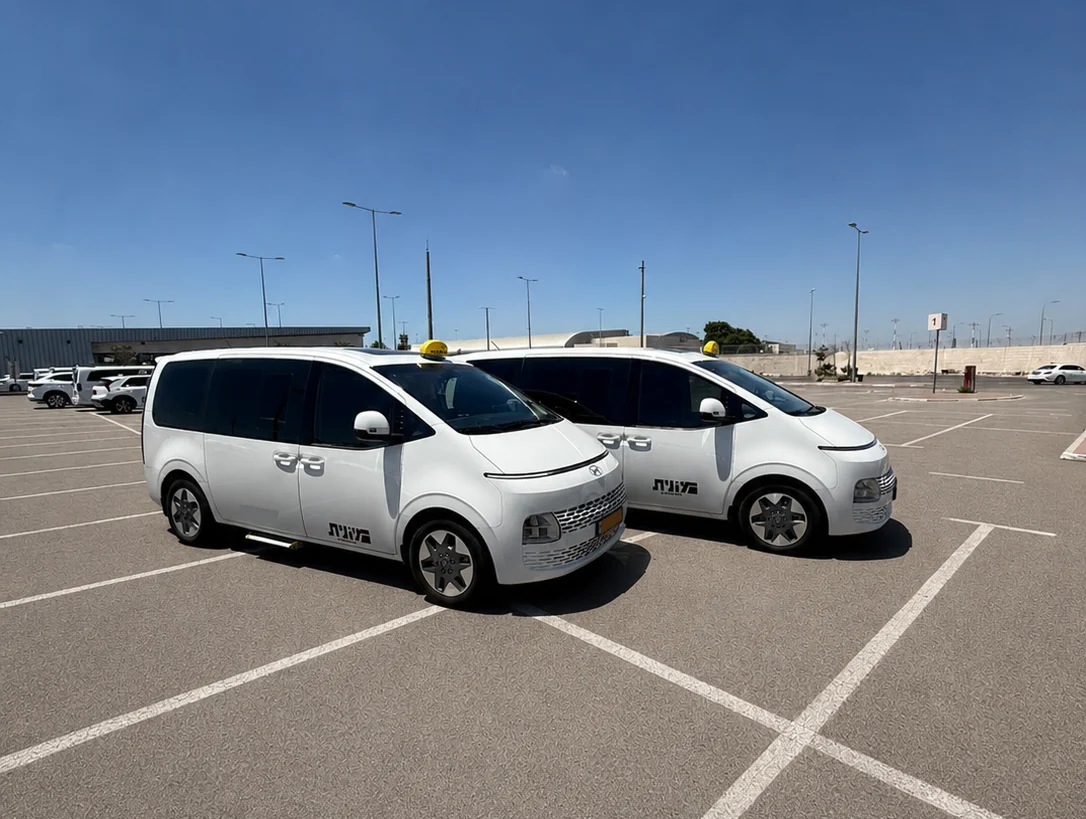 יונדאי סטאריה לבנה להסעות משפחות בחניון נתב"ג